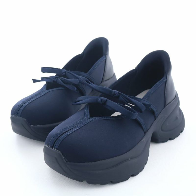 2025秋の新色はネイビー。上品なカラーでほんのり大人な顔つきに