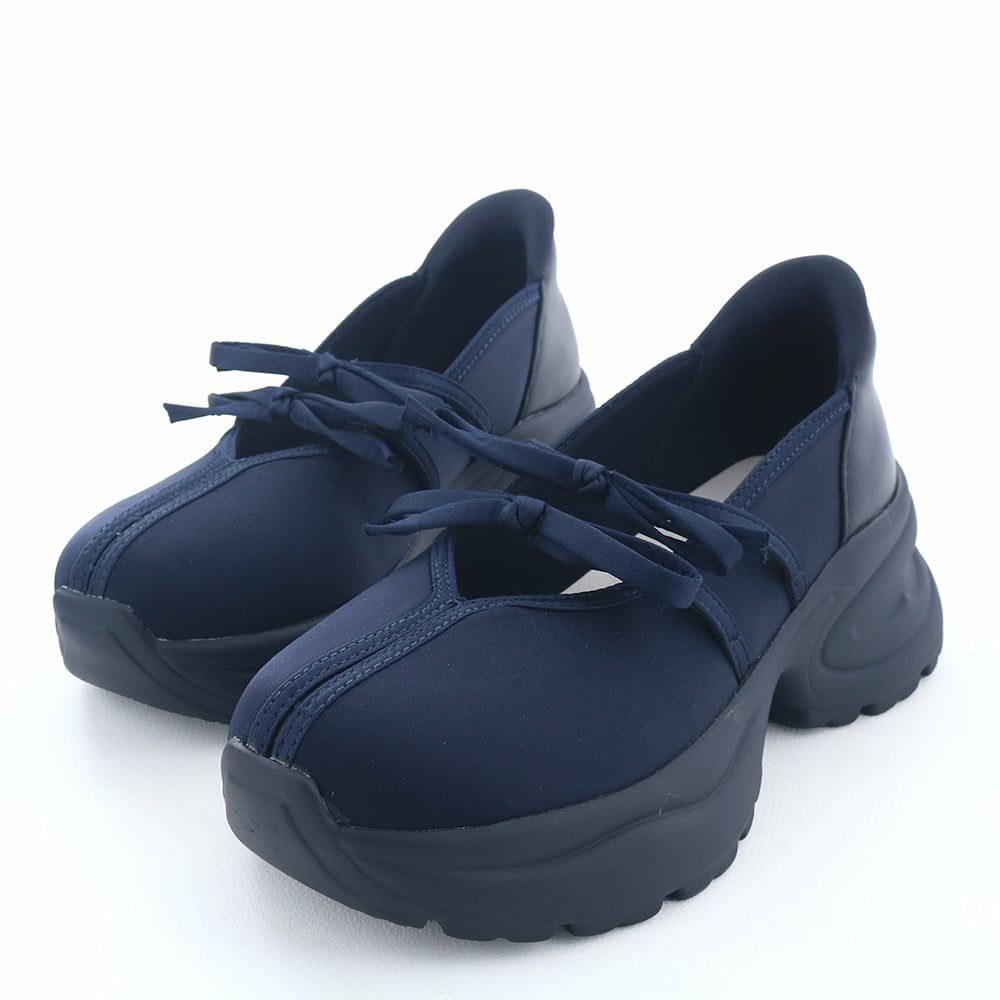 2025秋の新色はネイビー。上品なカラーでほんのり大人な顔つきに