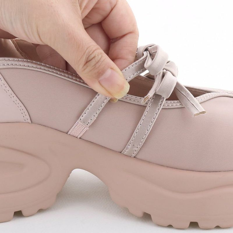 甲側のストラップはゴム付きなので足入れがしやすい