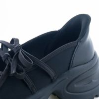 サッとインカウンター®で手を使わず履けるハンズフリー仕様