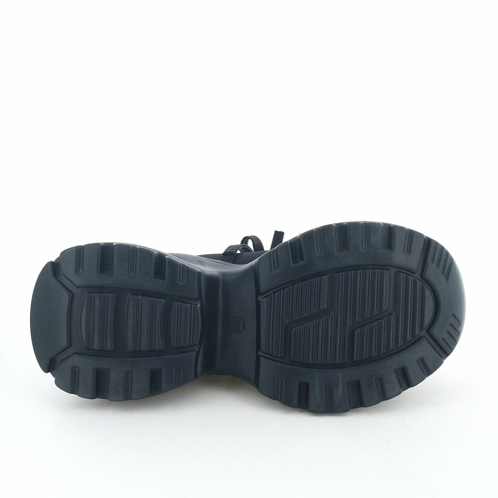 ソール全体に厚みがあるので実際の傾斜は2.5cmほど