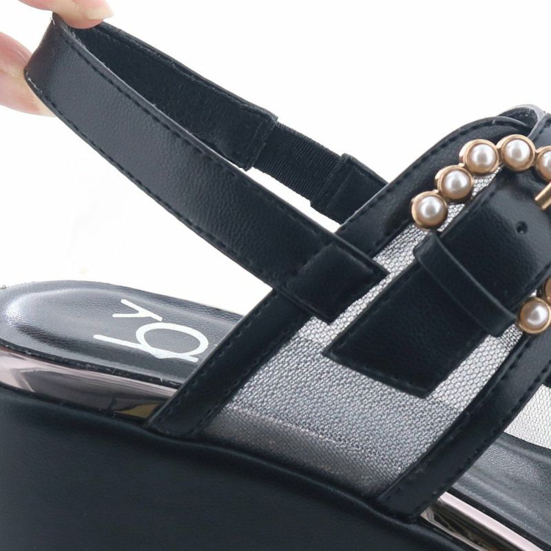 バックベルトは一部ゴムでスルッと履けます