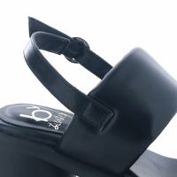 バックストラップは裏ゴムでスルッと履けます