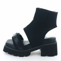 ソフトなニットで足あたりの良いブーツサンダル