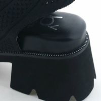 押し縁にあしらったメタルがさり気ないアクセントに