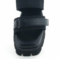 指先を締め付けないワイドなスクエアトゥ