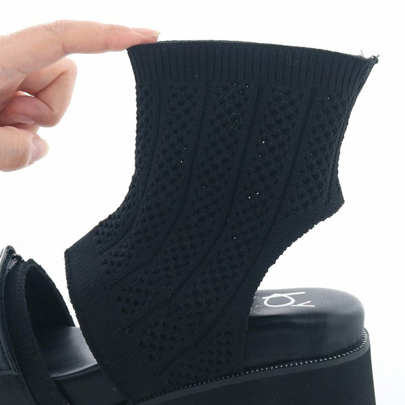 やわらかなニットで締め付けず、靴下感覚でスルッと履けます