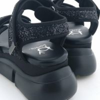 インソールはやや硬めのクッションで、足が沈み込みにくくなっています