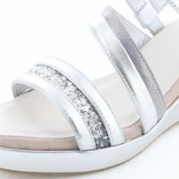 夏の日差しに映えるメタリックカラーやグリッター使いで足元が華やかに