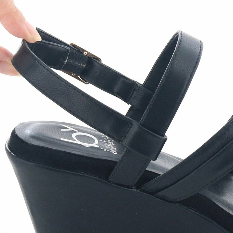 バックベルトは裏ゴム仕様で指をかけてスルッと履けます