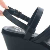 バックベルトは裏ゴム仕様で指をかけてスルッと履けます