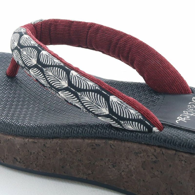 カラーによって異なる柄と、裏地とのコンビ感がポイント