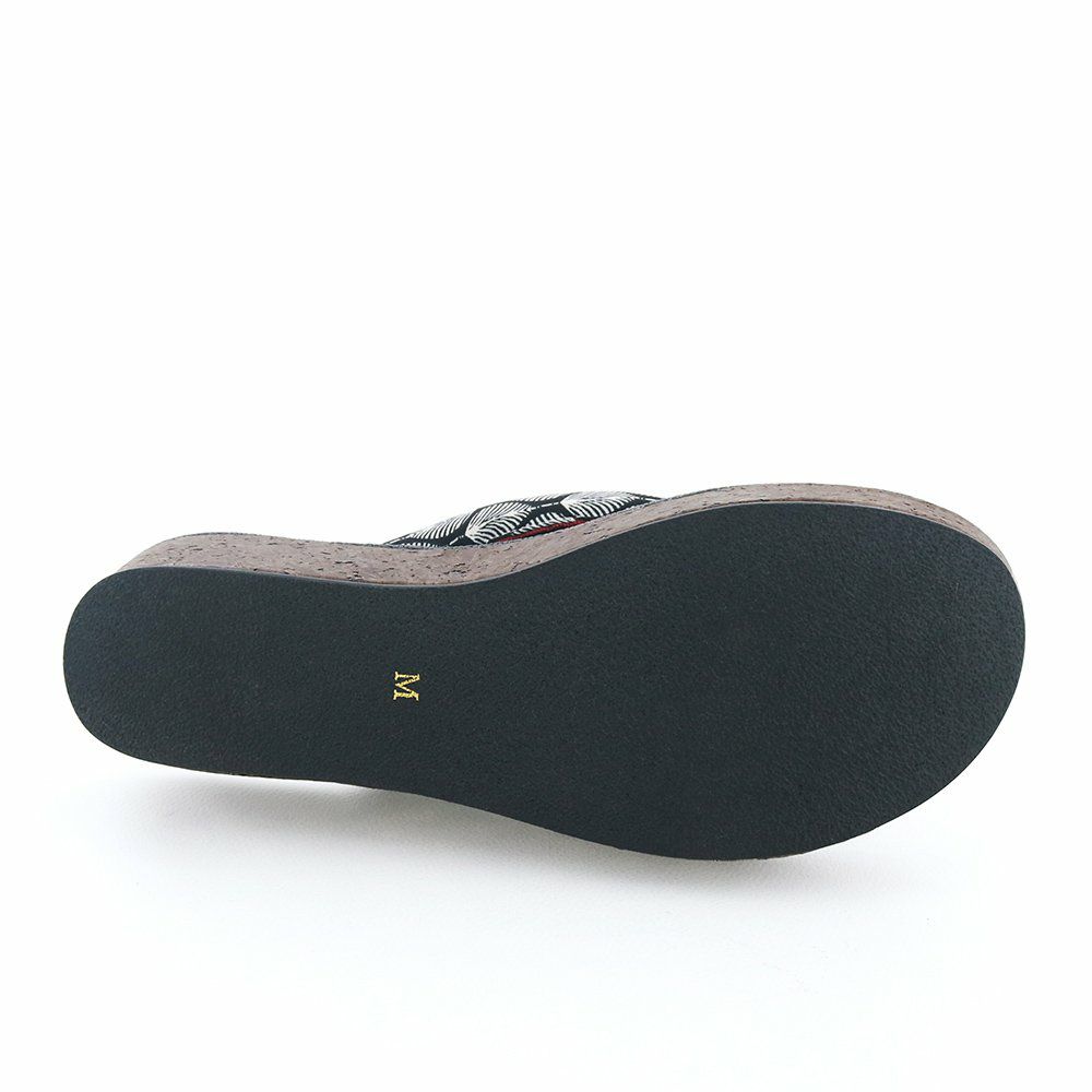 ソール全体に厚みがあるので傾斜は2.0cmほどです