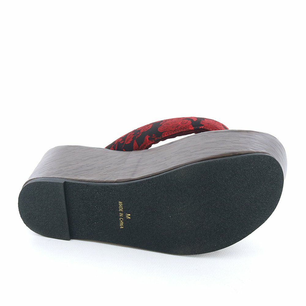 ソール全体に厚みがあり実際の傾斜は2.5cmほど