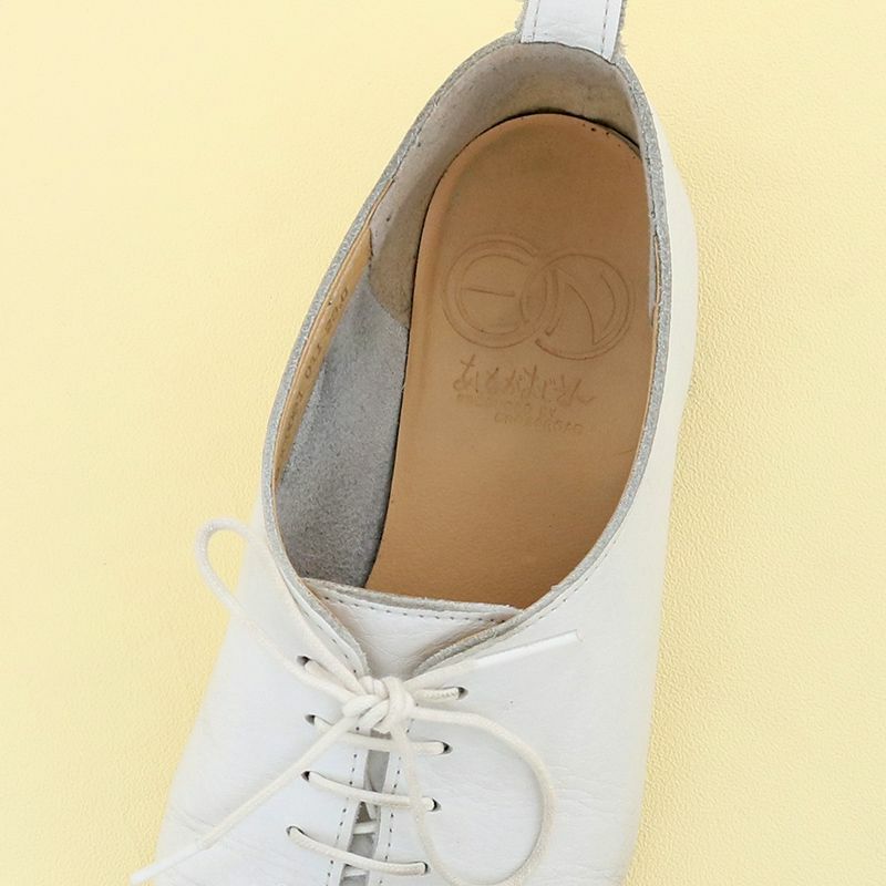 使用例：履きこむとロゴが薄くなりクッションが潰れてきます