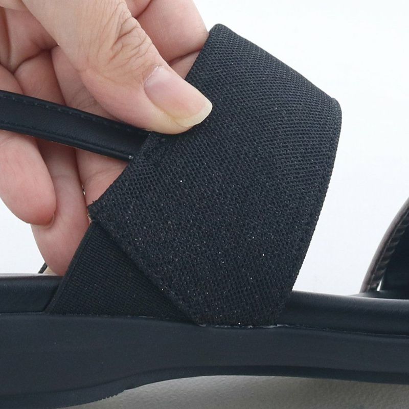 甲バンドは内側にゴムをあしらい、歩行がしやすい工夫をしています