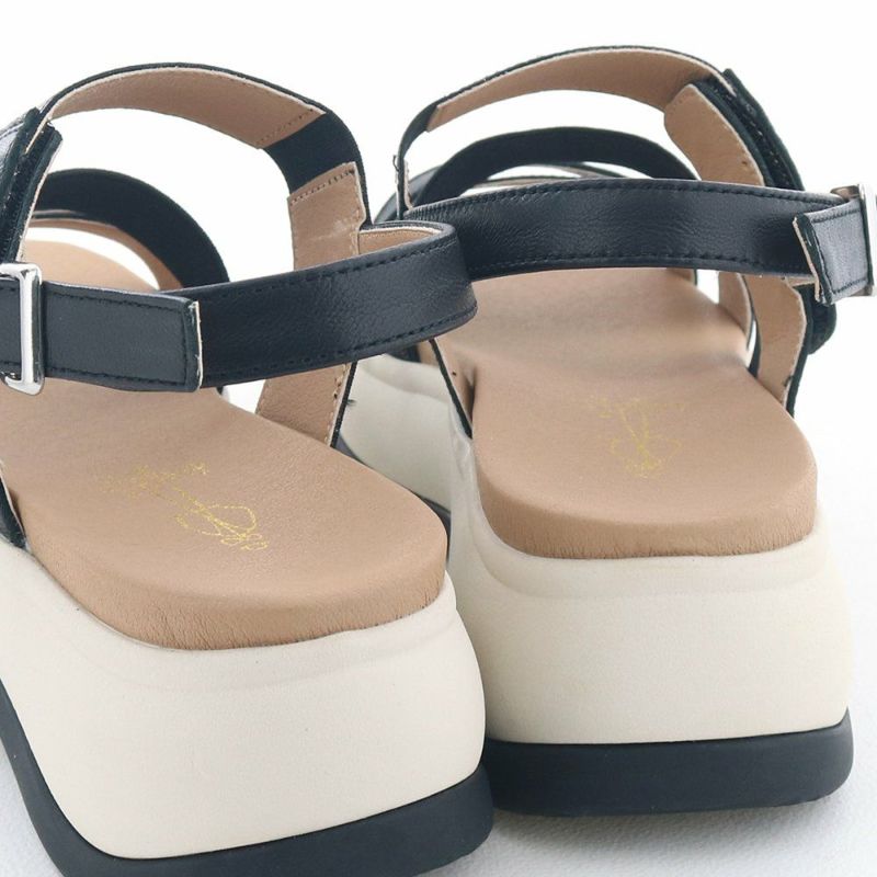 足裏にぴったりフィットするフットベッドインソール。吸い付くような履き心地です