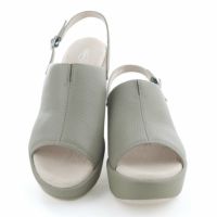 素足で履くことの多いサンダルは足あたりがソフトなものを選びたい