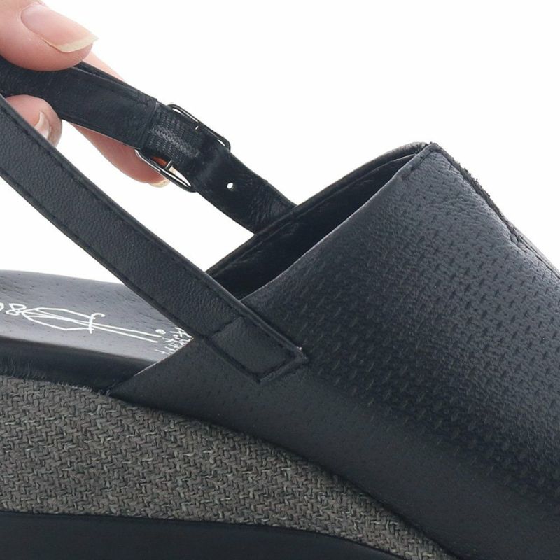 バックベルトは裏ゴム仕様で指をかけてスルッと履けます