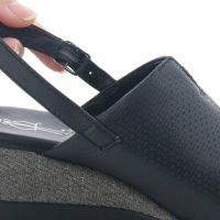 バックベルトは裏ゴム仕様で指をかけてスルッと履けます