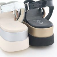 ソールにもメタリックを効かせて。後ろ姿もぬかりなし