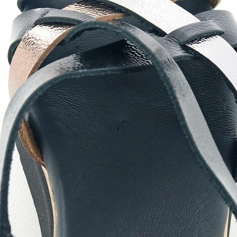 インソールに小さな穴が見られる場合がございます。製造工程中に付くもので品質には問題ございません。予めご了承ください
