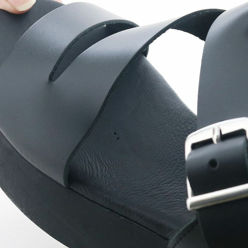 インソールに小さな穴が見られる場合がございます。製造工程中に付くもので品質には問題ございません。予めご了承ください