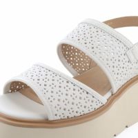 人気の厚底ブーツサンダルと同じ柄のパンチングです