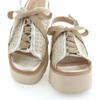 トレンドのバレエコアを連想させるリボン使いがポイントです