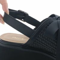 バックベルトは裏ゴム仕様で指をかけてスルッと履けます
