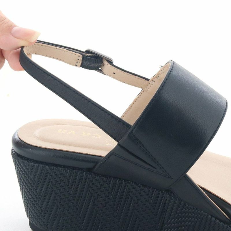 華奢なバックベルトがレディな印象。裏ゴム仕様でするっと履けます