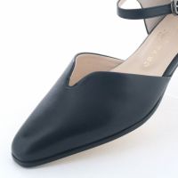 ほっそりトゥラインとちょこっとVカットで足元きれい見え