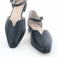 上質感のあるレザー使いでオフィススタイルにもおすすめ