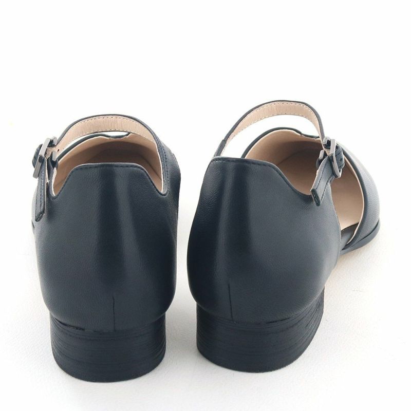 開きのあるデザインで、まだまだ暑い晩夏から初秋にも活躍してくれそう