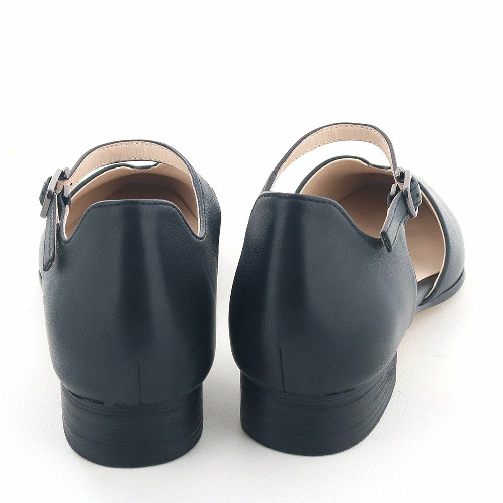 開きのあるデザインで、まだまだ暑い晩夏から初秋にも活躍してくれそう