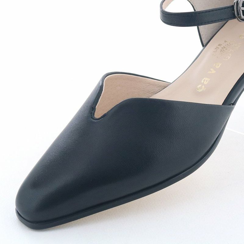 ほっそりトゥラインとVカットで足元きれい見え