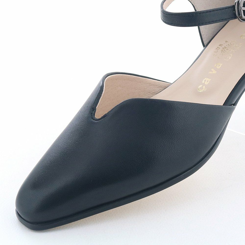 ほっそりトゥラインとVカットで足元きれい見え