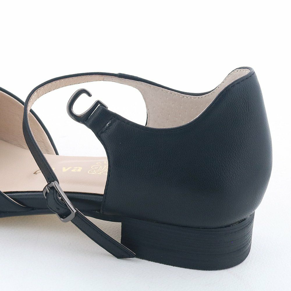 細身のストラップがフェミニン。ホールド感もばっちりです