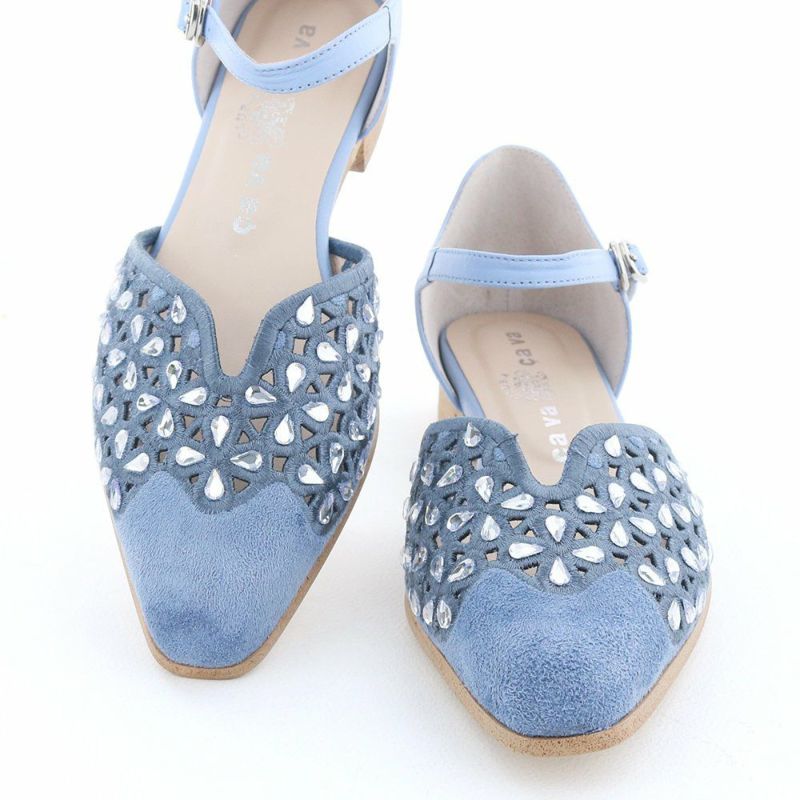 キラキラのビジュー装飾でコーデの主役になる一足です