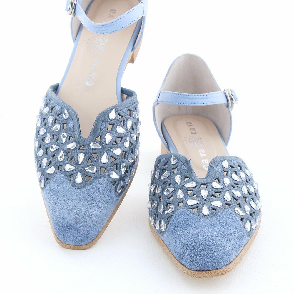 キラキラのビジュー装飾でコーデの主役になる一足です