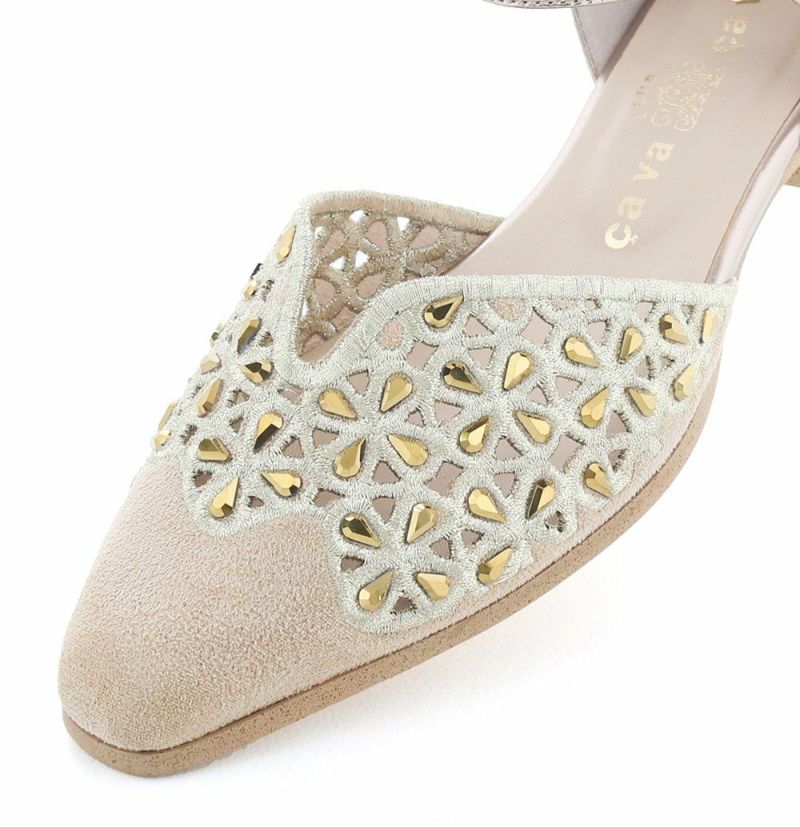 肌なじみの良いベージュカラーに映えるゴールドが上品（ゴールドコンビ）