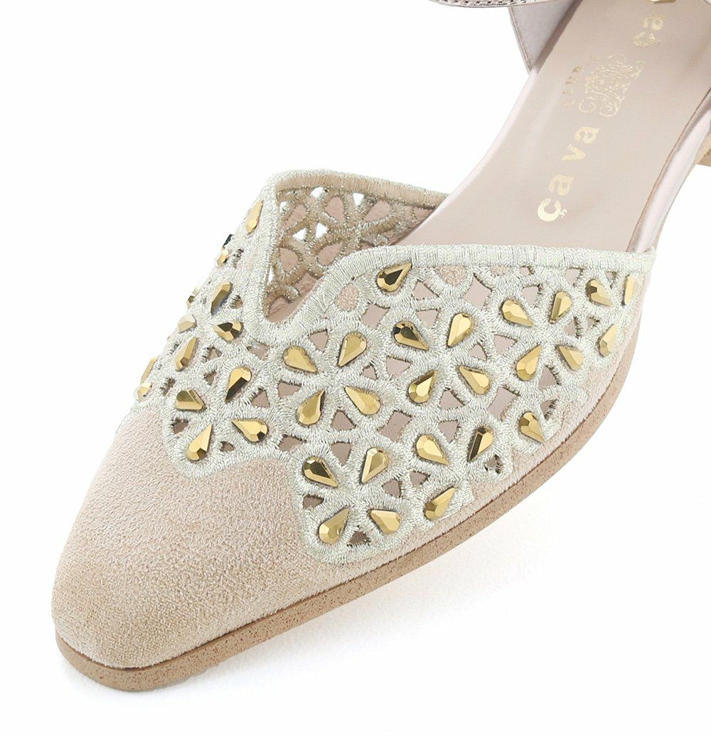 肌なじみの良いベージュカラーに映えるゴールドが上品（ゴールドコンビ）