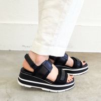 ブラック