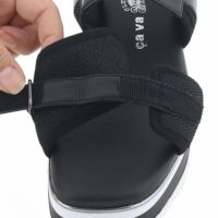 ガバッと開くつま先で、足のコンディションに合わせてしっかりサイズ調節できます