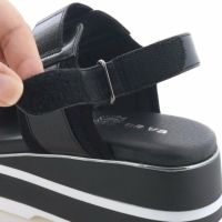 バックベルトも面ファスナーでサイズを合わせやすい