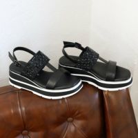 ブラック