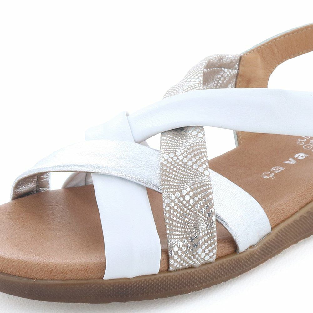 注目は箔プリントを施したレザー。コーデのアクセントに