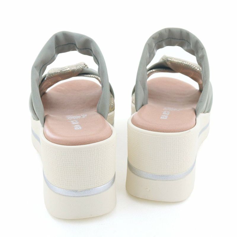 手を使わずにサッと履けるのも嬉しい
