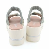 手を使わずにサッと履けるのも嬉しい