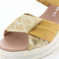 キラッと光る箔プリントで足元を華やかに演出